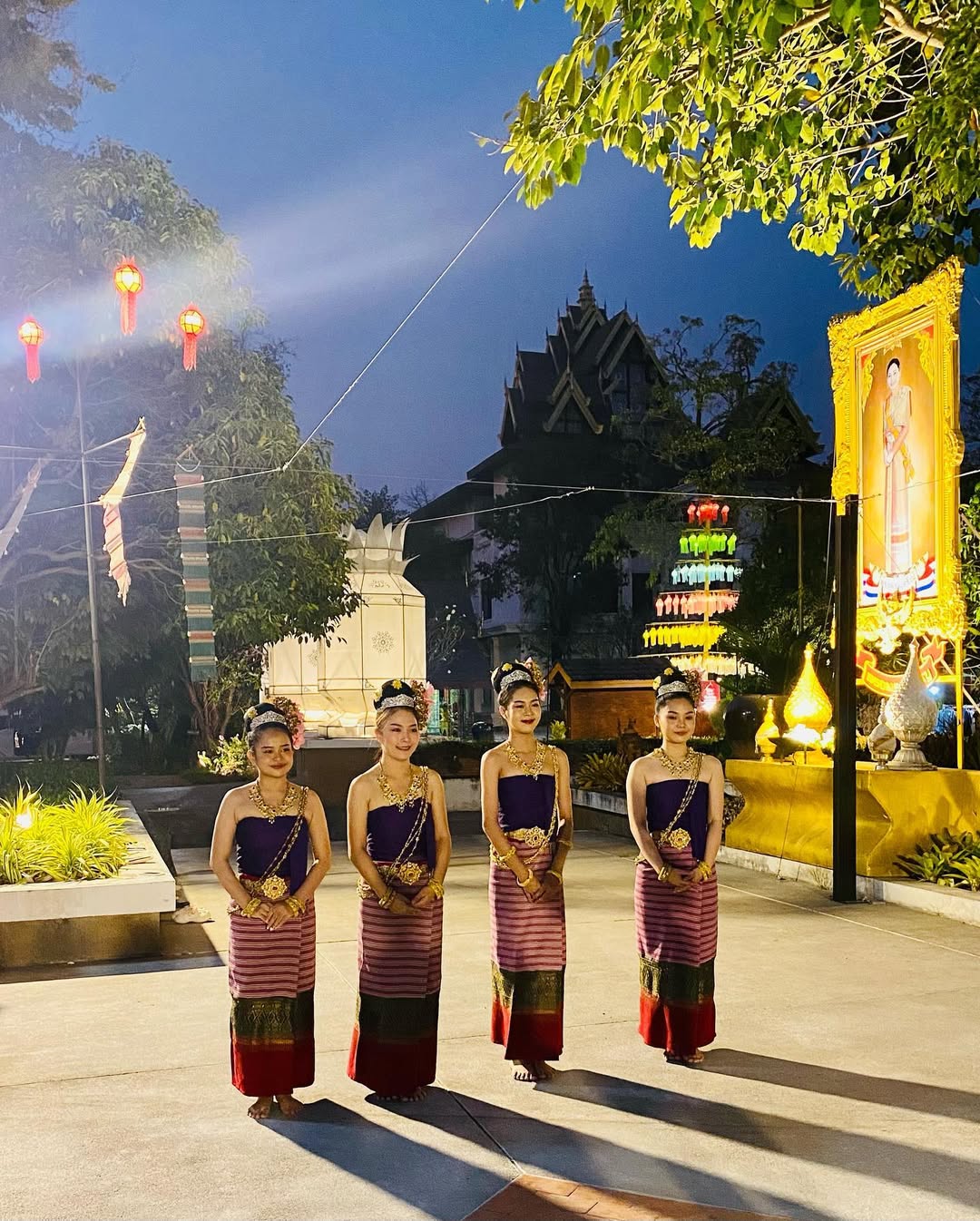 Chiang Mai - Khan Toke Dinner & Market Exploring - SIC Tour